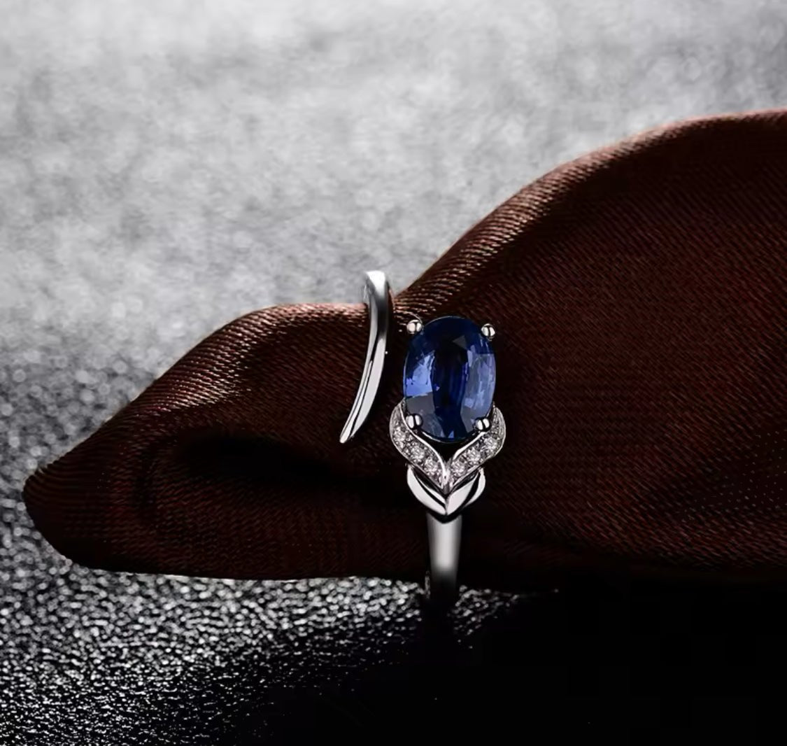 18Kt White Gold 0.90 ct Sapphire Ring with Natural Diamonds