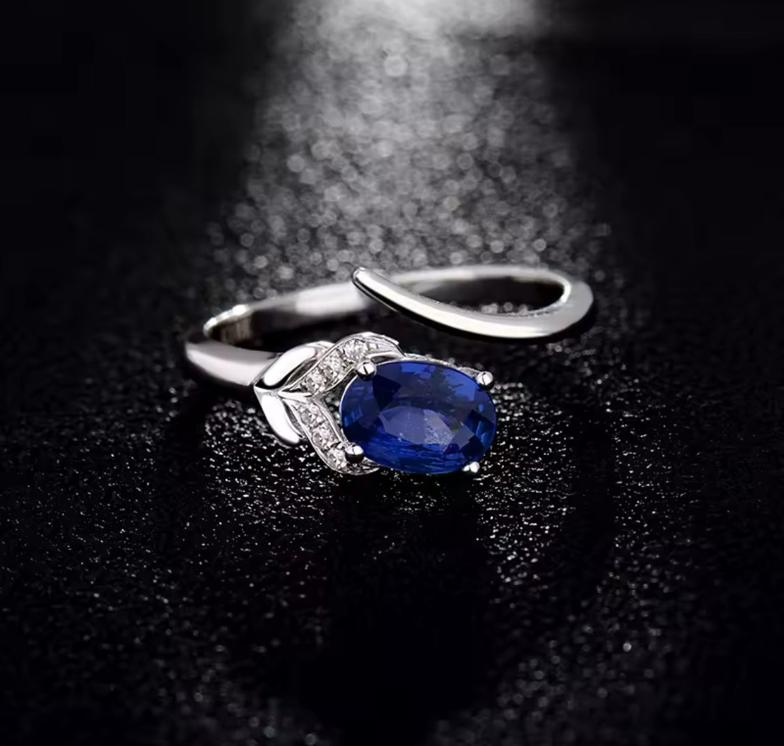 18Kt White Gold 0.90 ct Sapphire Ring with Natural Diamonds