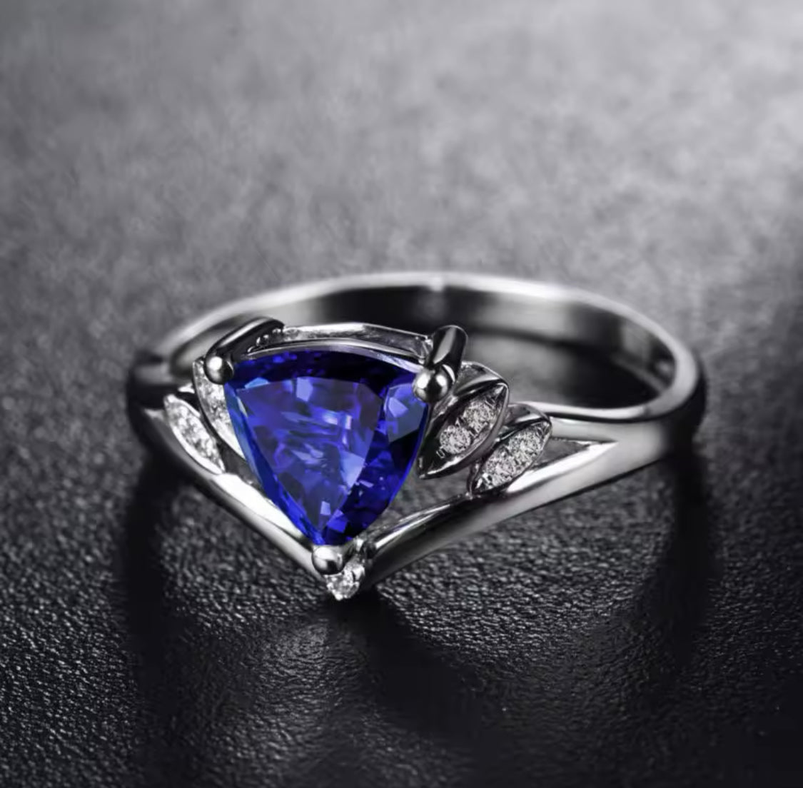 18Kt White Gold 1.15 ct Tanzanite Ring with Diamonds