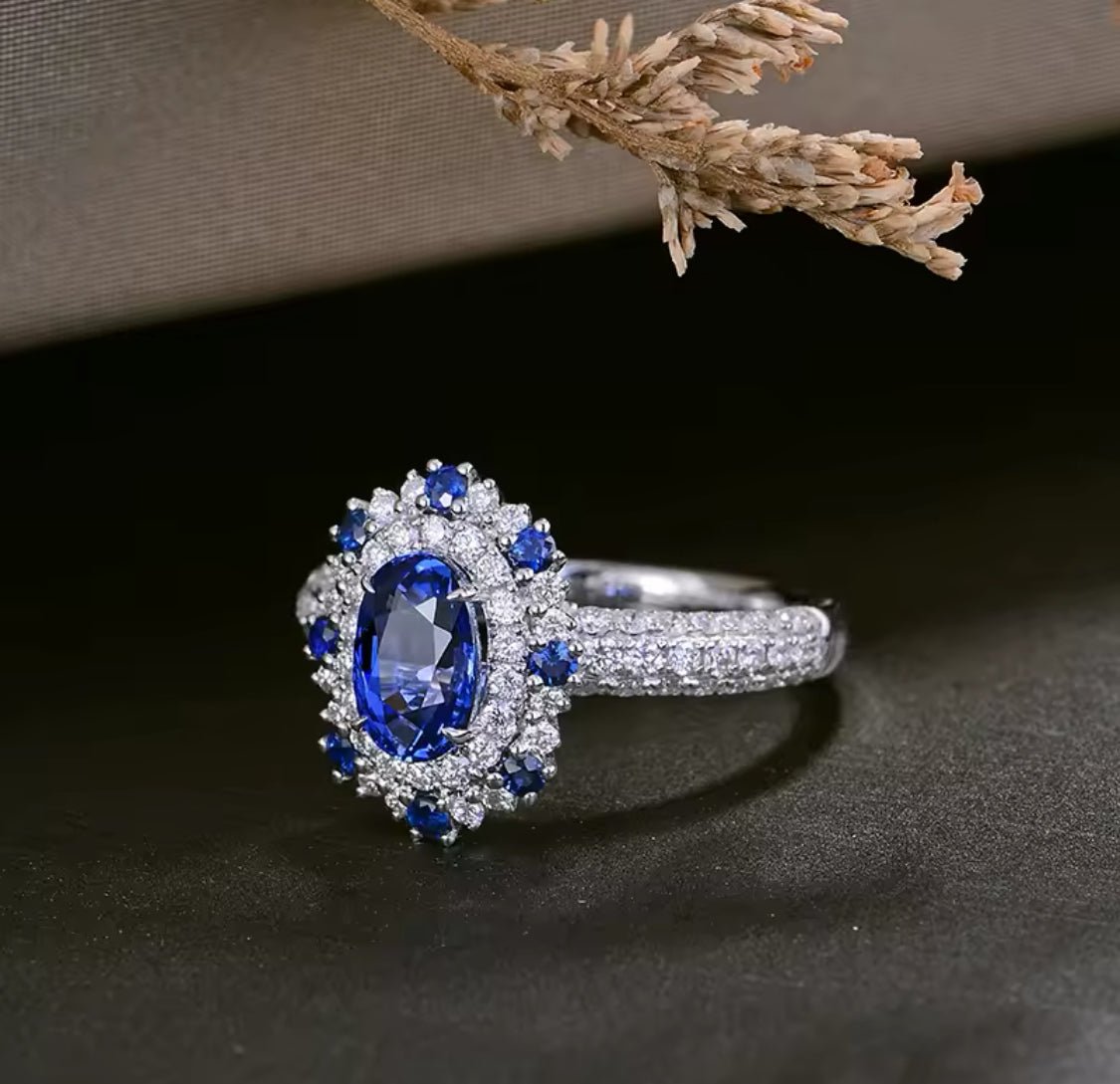 18Kt White Gold 1.57 ct Sapphire Ring with Natural Diamonds