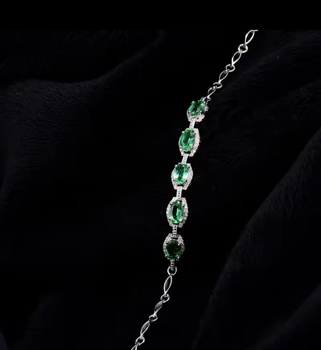 18Kt White Gold 2.18 ct Emerald Bracelet with Diamonds 0.24 ct