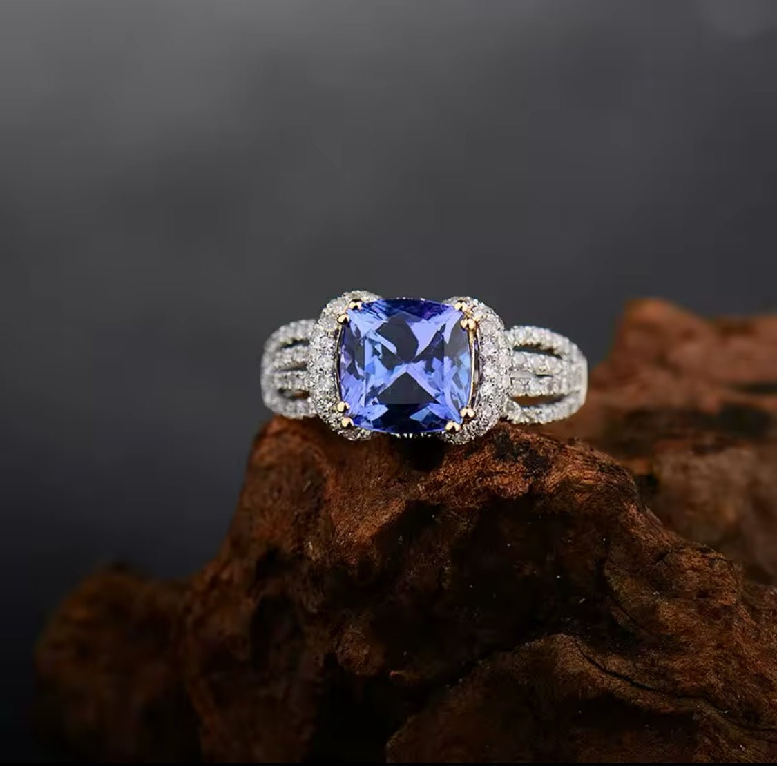 18Kt White Gold 2.77 ct Tanzanite Ring with Diamonds