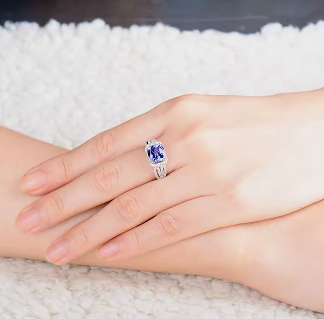 18Kt White Gold 2.77 ct Tanzanite Ring with Diamonds