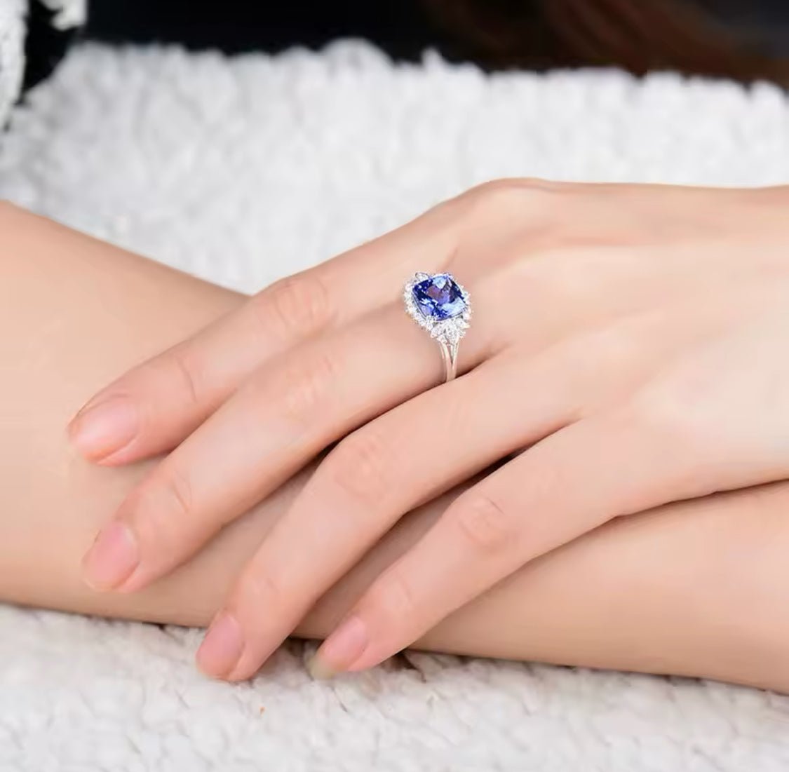 18Kt White Gold 2.80 ct Tanzanite Ring with Diamonds