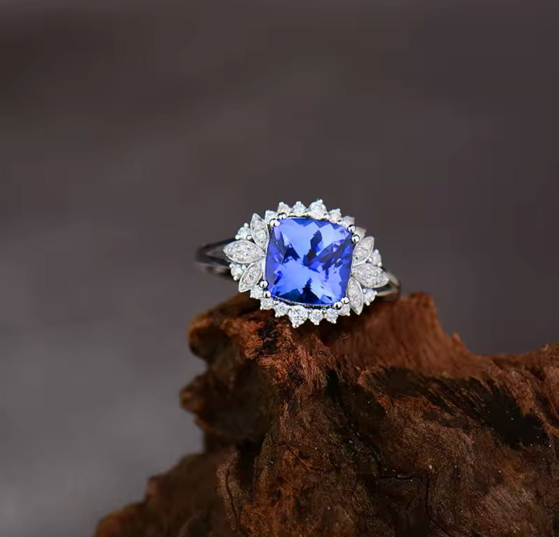 18Kt White Gold 2.80 ct Tanzanite Ring with Diamonds