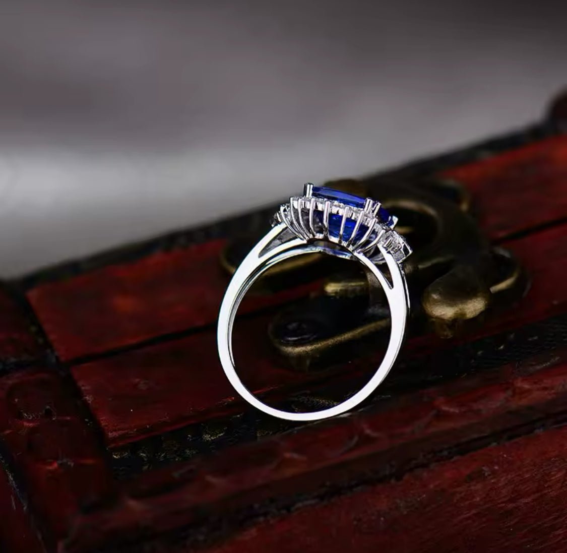 18Kt White Gold 2.80 ct Tanzanite Ring with Diamonds