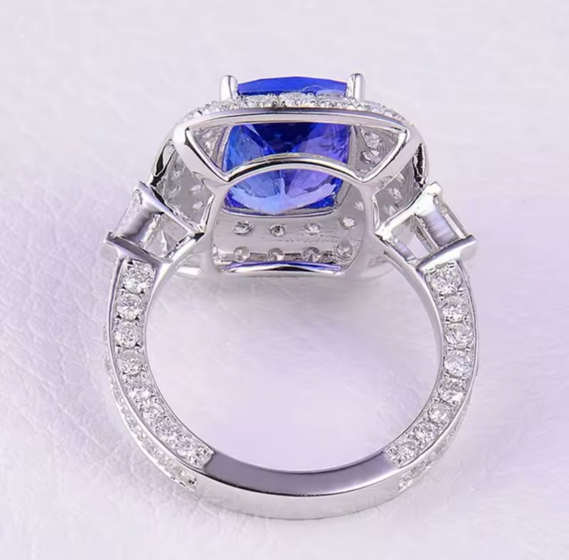 18Kt White Gold 4.87 ct Tanzanite Ring with Diamonds (Unisex)