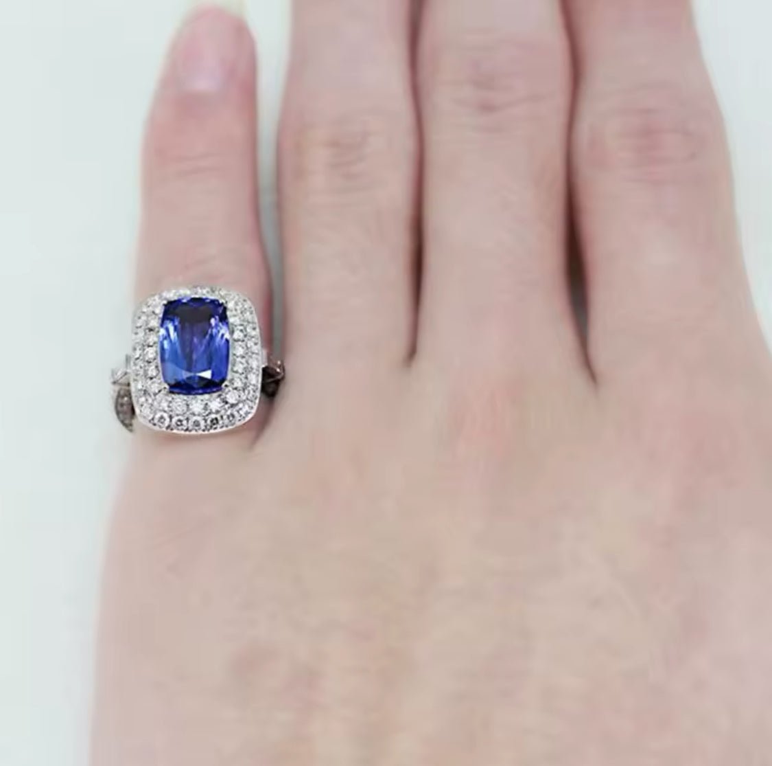 18Kt White Gold 4.87 ct Tanzanite Ring with Diamonds (Unisex)