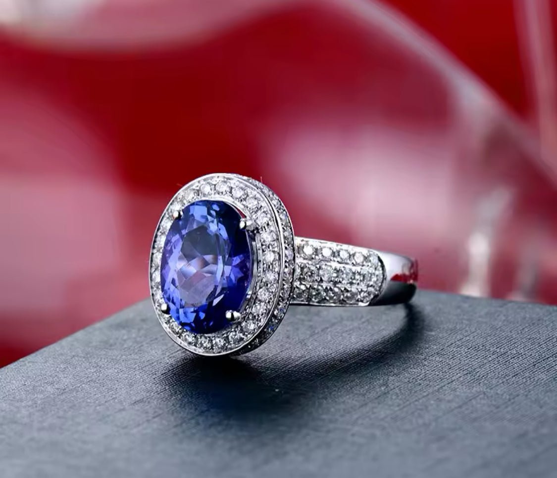 18Kt White Gold 5.19 ct Tanzanite Ring with Diamonds (Unisex)