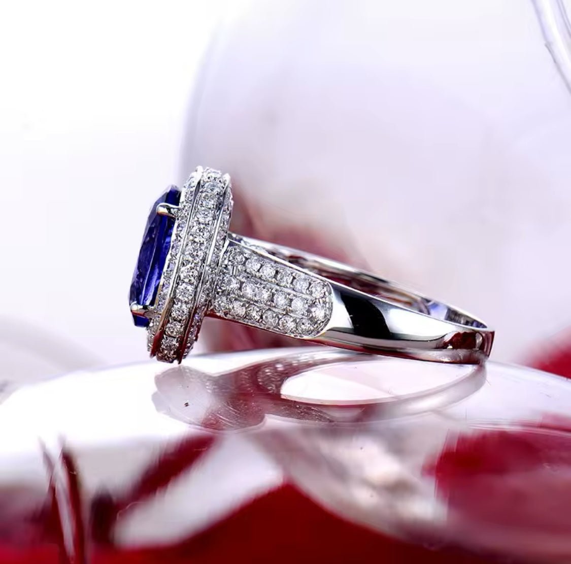 18Kt White Gold 5.19 ct Tanzanite Ring with Diamonds (Unisex)