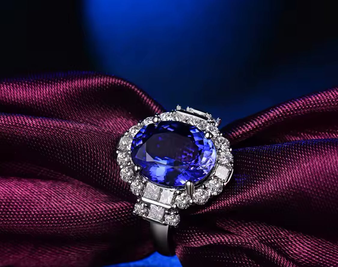18Kt White Gold 5.265 ct Tanzanite Ring with Diamonds (Unisex)