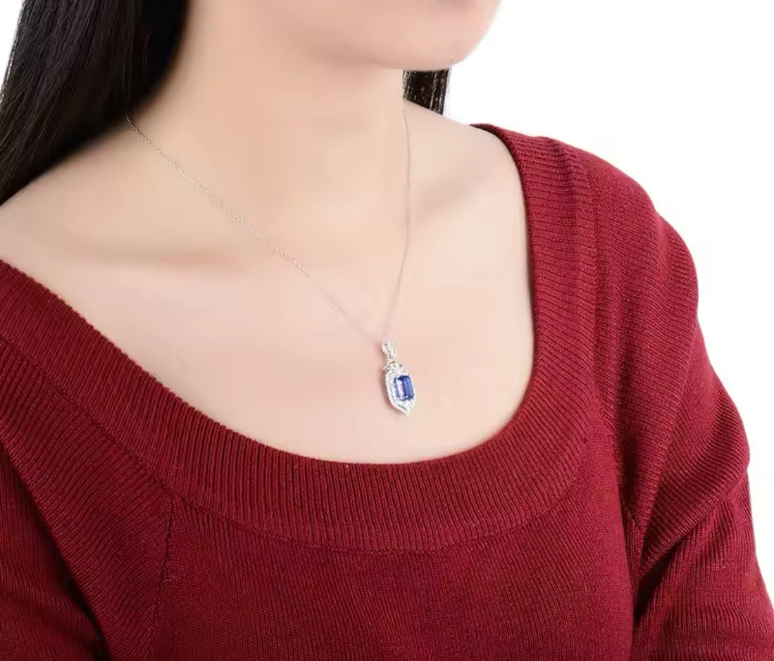 18Kt White Gold Diamonds 2.71 ct Tanzanite Pendants