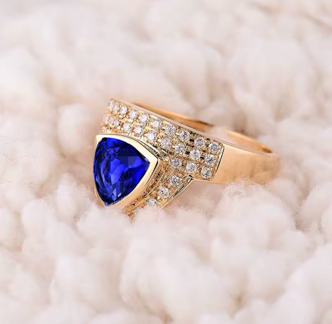 18Kt Yellow Gold 1.46 ct Tanzanite Ring with Diamonds (Unisex)