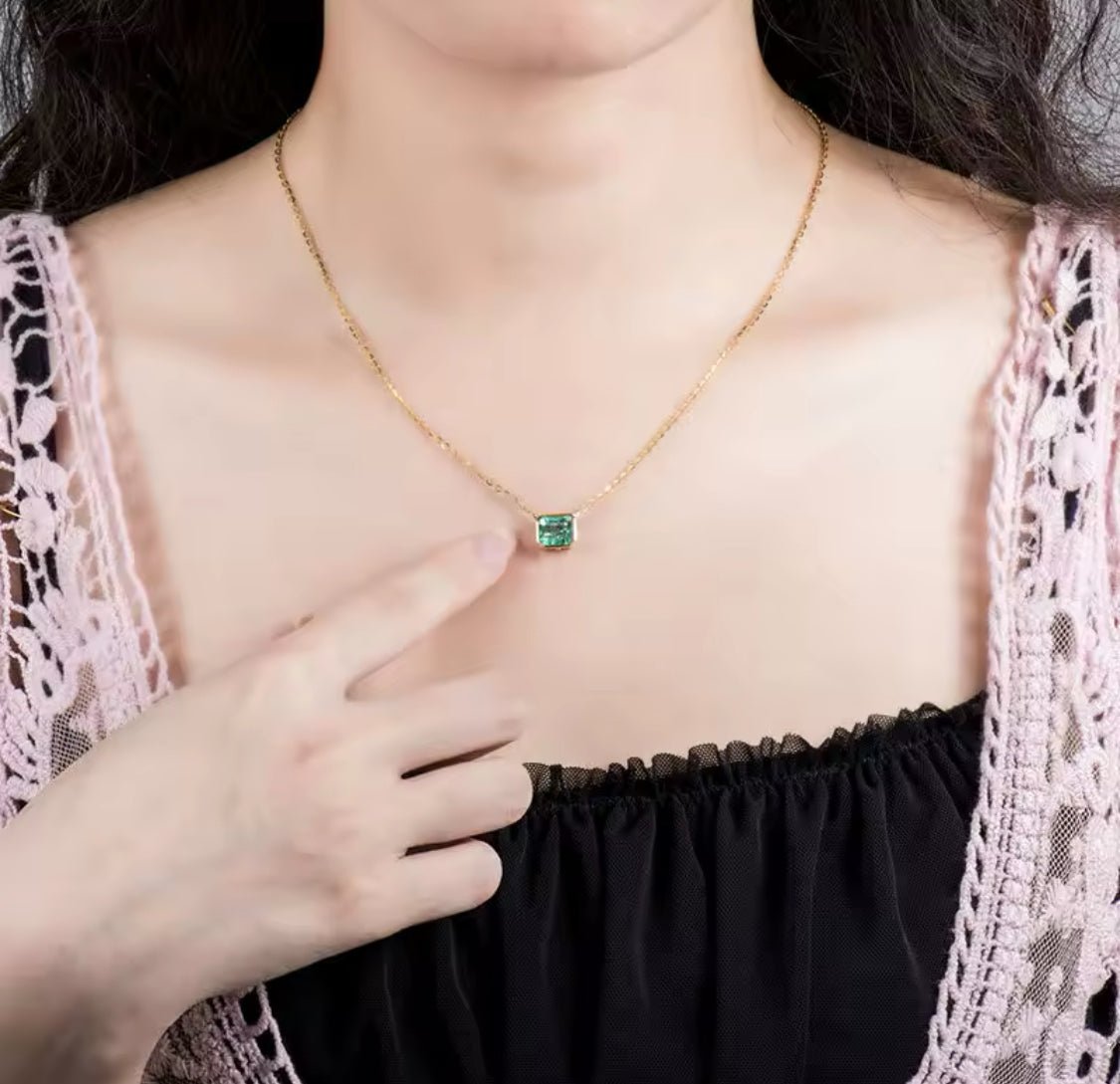 18Kt Yellow Gold 1.60 ct Emerald Pendant with Chain (Unisex)