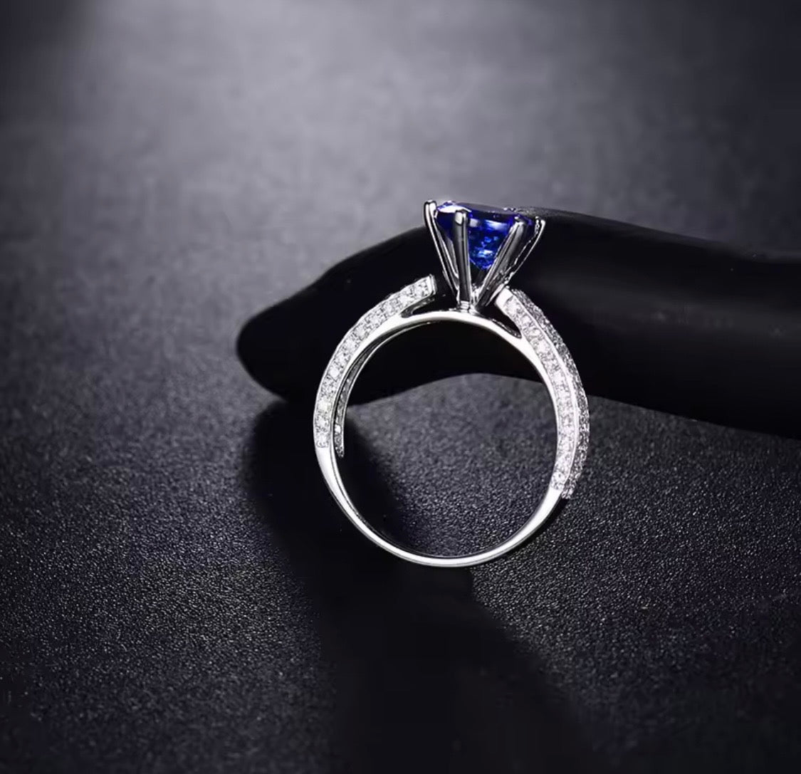 Prsten z 14karátového bílého zlata s tanzanitem o hmotnosti 2,44 ct a diamanty 