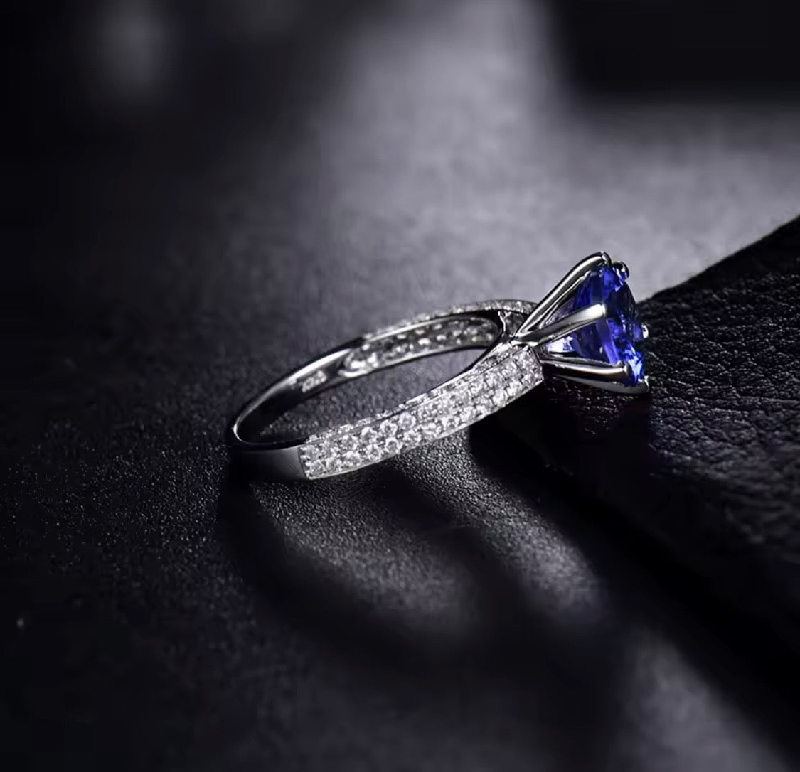 Prsten z 14karátového bílého zlata s tanzanitem o hmotnosti 2,44 ct a diamanty 