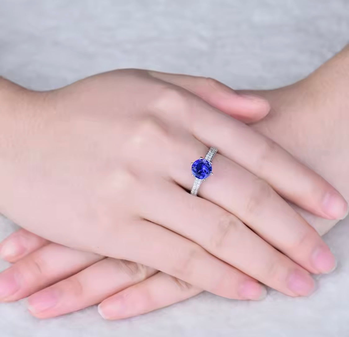 Prsten z 14karátového bílého zlata s tanzanitem o hmotnosti 2,44 ct a diamanty 