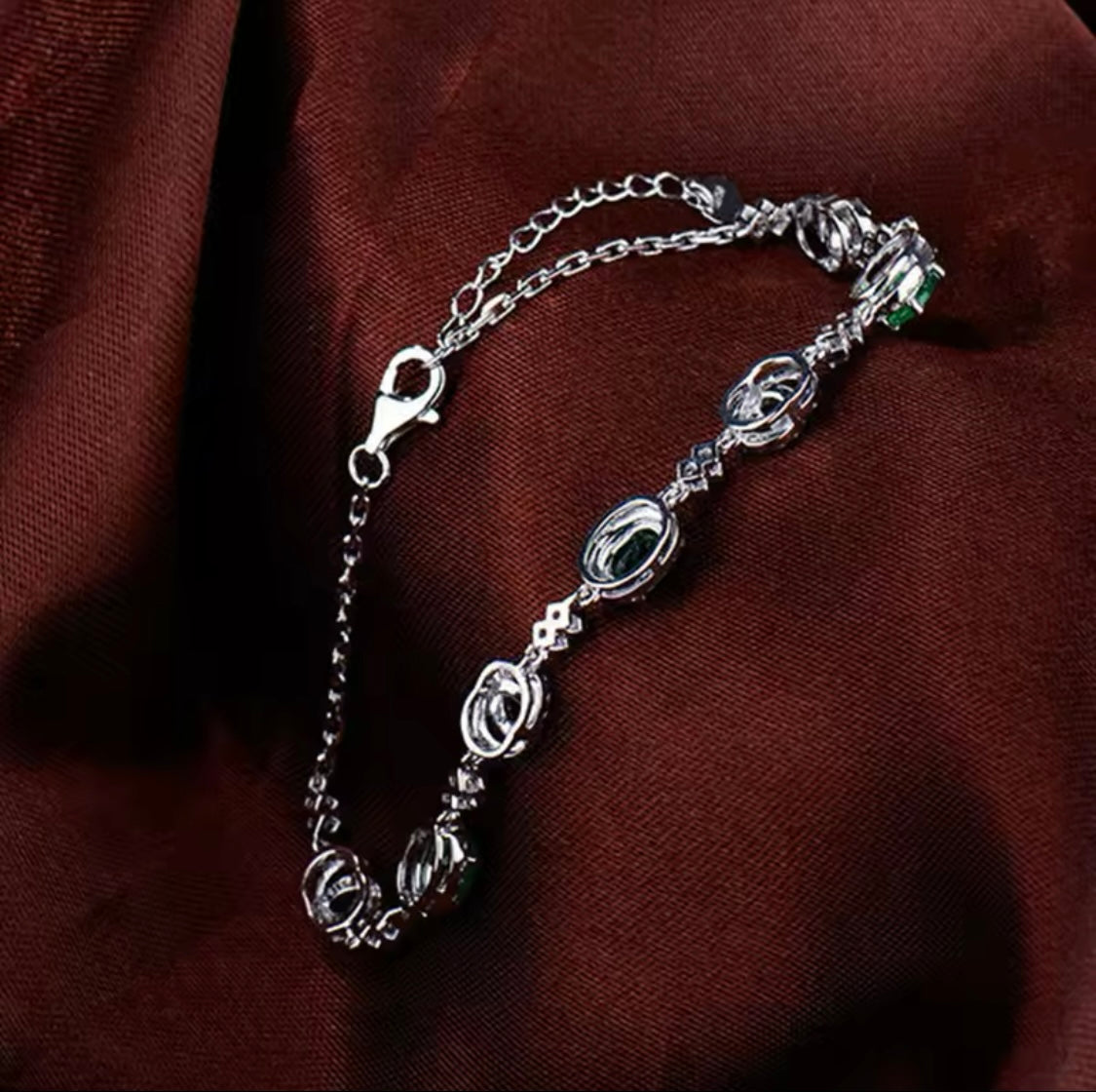 14Kt White Gold 1.25 ct Emerald Bracelet with Diamonds 0.76 ct