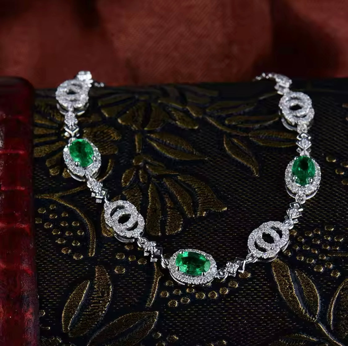 14Kt White Gold 1.25 ct Emerald Bracelet with Diamonds 0.76 ct