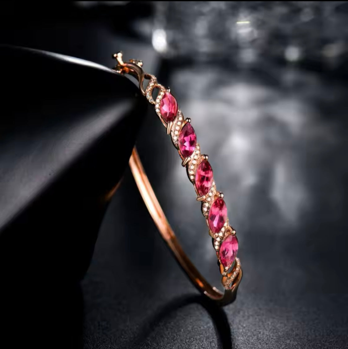 Náramek z růžového zlata 18Kt s červeným turmalínem 3,60 ct a diamanty 0,32 ct 