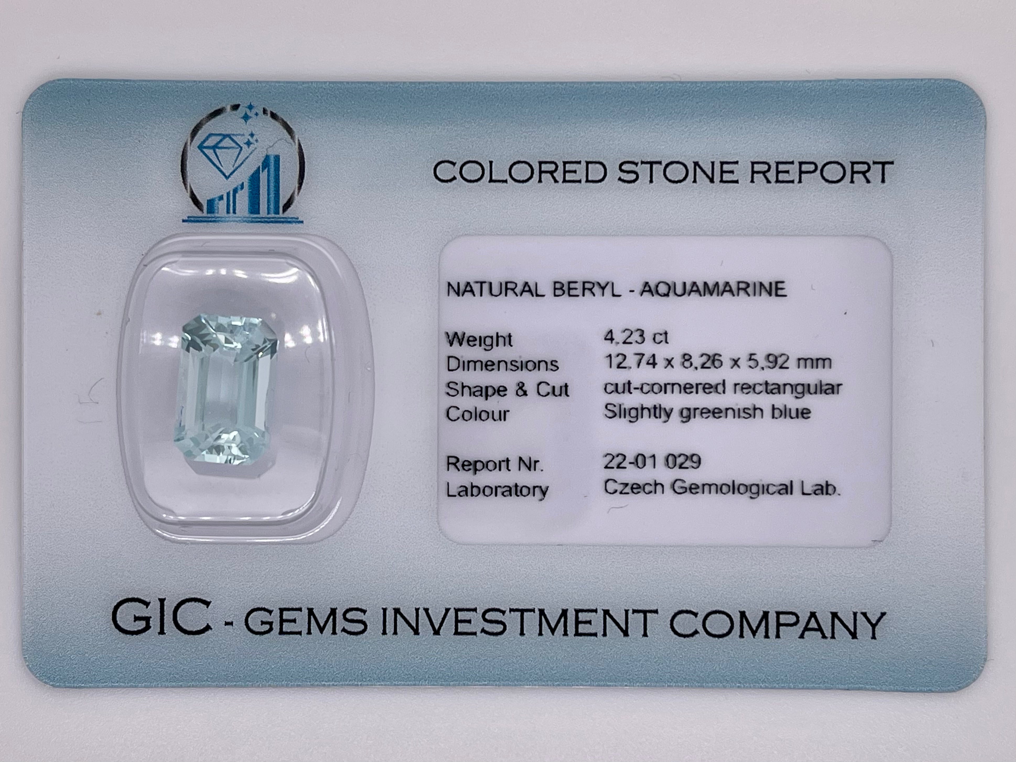 4.23 ct slightly greenish blue aquamarine in rectangular cut