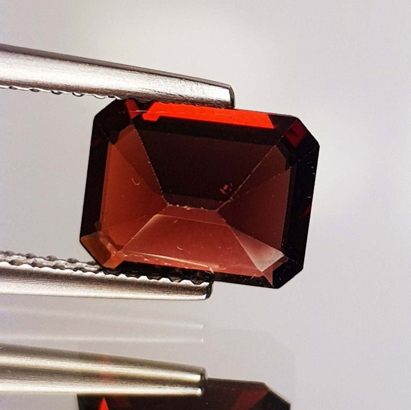 Natural Almandine Garnet 2.90 ct – Octagon Cut, Untreated, Sri Lanka