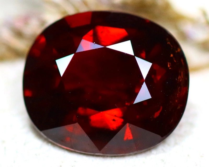 Natural almandine Garnet 8.98 ct – Vivid Blood Red, Oval Cut