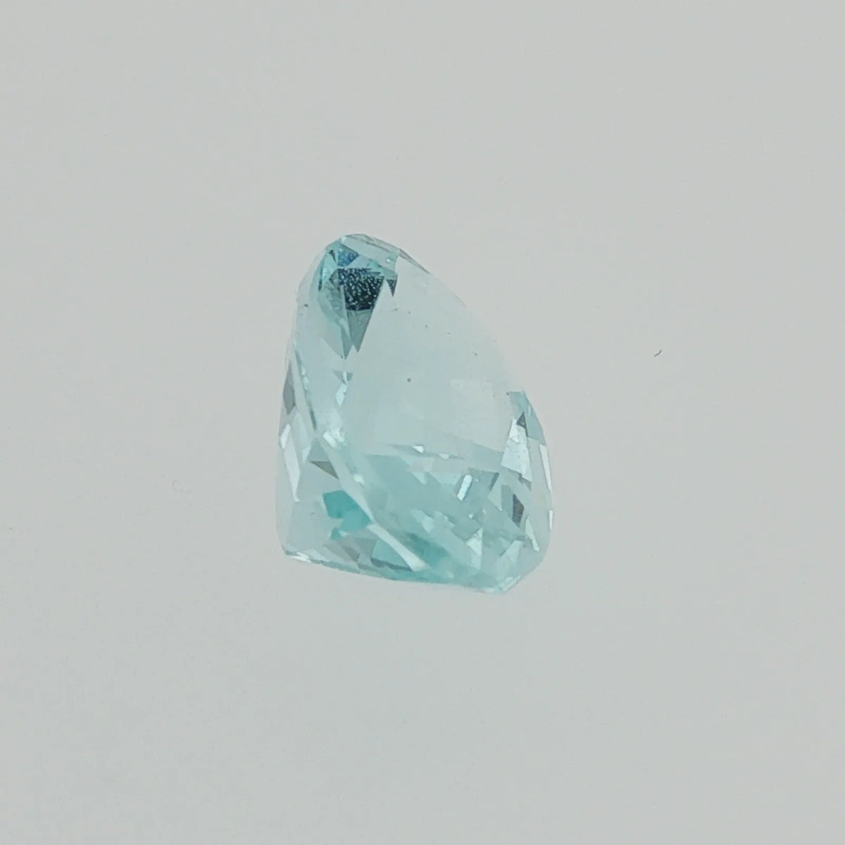 Natural untreated aquamarine, very light, slightly greenish blue, oval cut, 4.28 ct, loose gemstone, view 4.