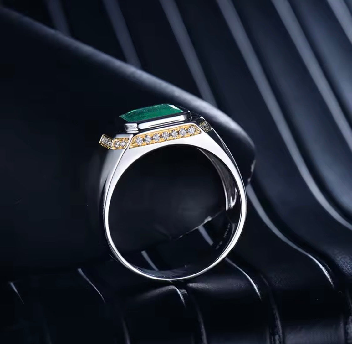 18K white gold natural emerald and diamond unisex ring back and setting view