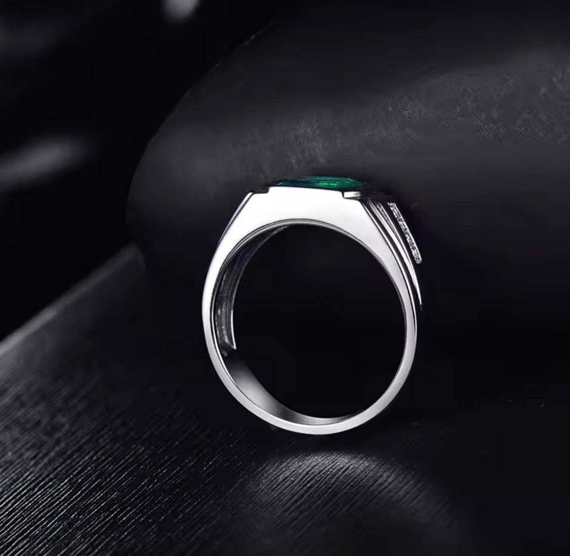 18K white gold natural emerald and diamond unisex ring back and setting view