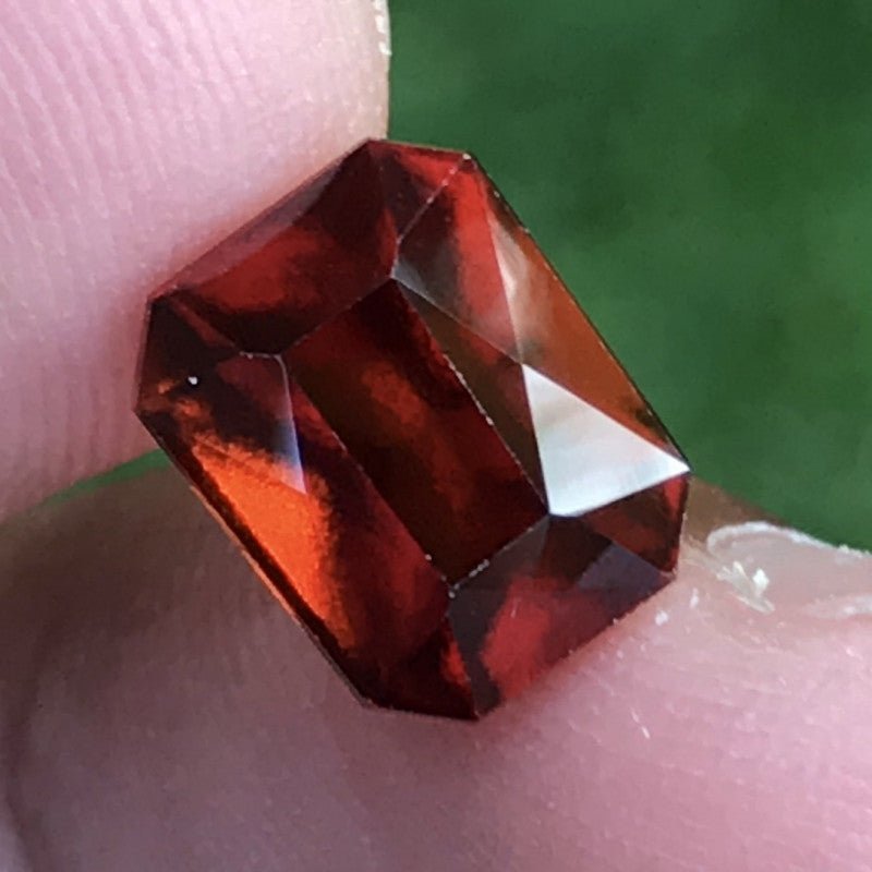 Natural Garnet 3.59 ct – Octagonal Cut, Untreated, ČGL Certified