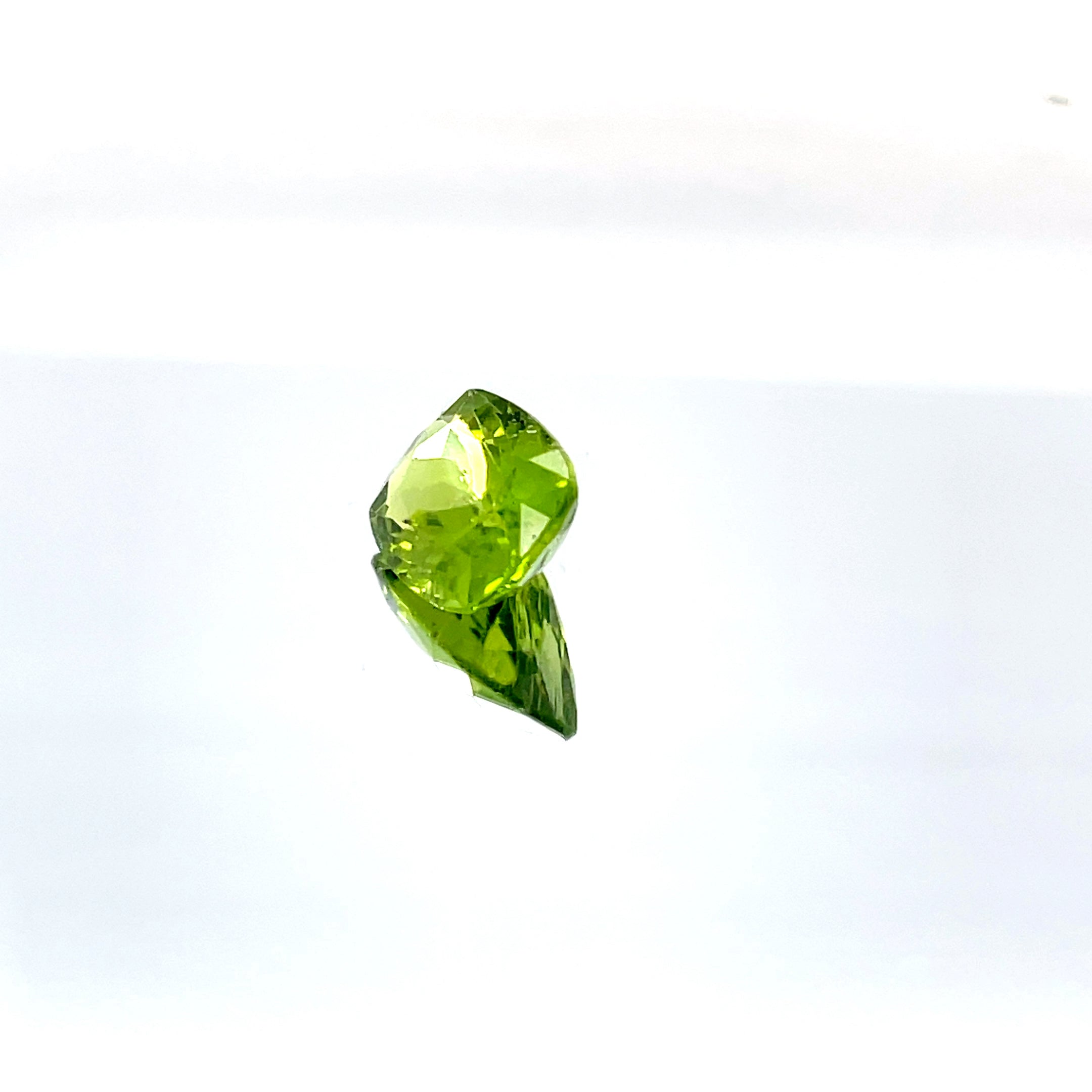 Natural Peridot 5.60 ct – Green, Oval Cut, Untreated