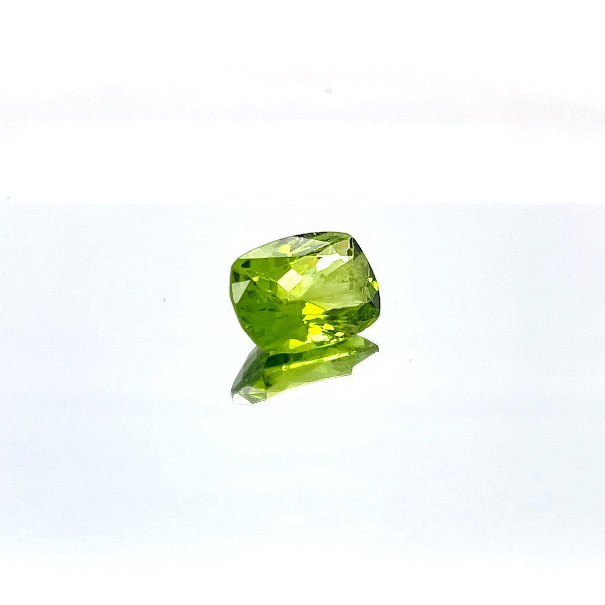 Natural Peridot 5.60 ct – Green, Oval Cut, Untreated