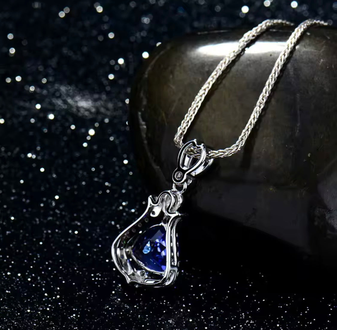 18K white gold natural tanzanite diamond pendant back and setting view