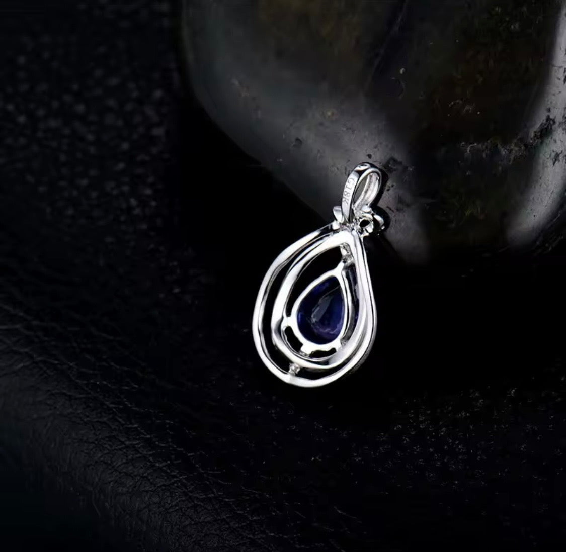 Natural tanzanite and diamond pendant in 18K white gold rear view