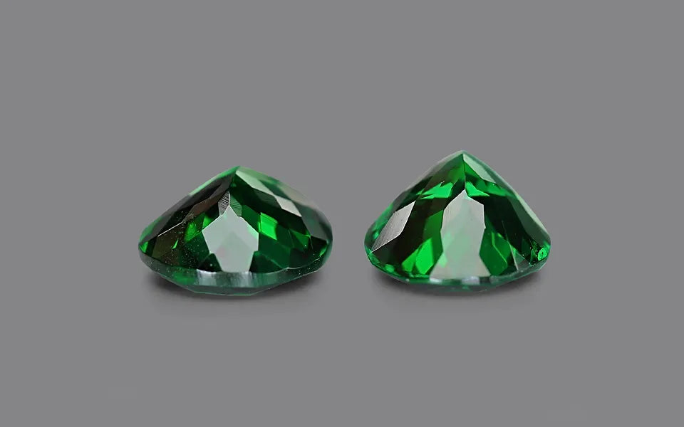 Natural tsavorite, green, oval cut, 3.2 ct, loose gemstone, view 2.
