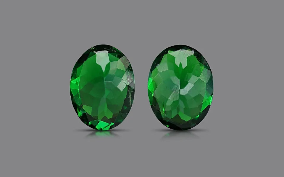 Natural tsavorite, green, oval cut, 3.2 ct, loose gemstone, view 3.