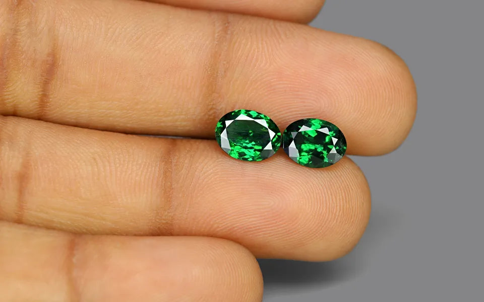 Natural tsavorite, green, oval cut, 3.2 ct, loose gemstone, view 4.