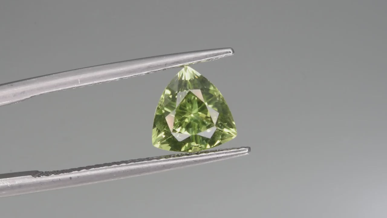 Natural Peridot 2,35 ct, trillion cut, untreated
