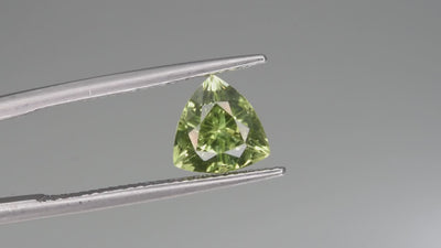 Natural Peridot 2,35 ct, trillion cut, untreated
