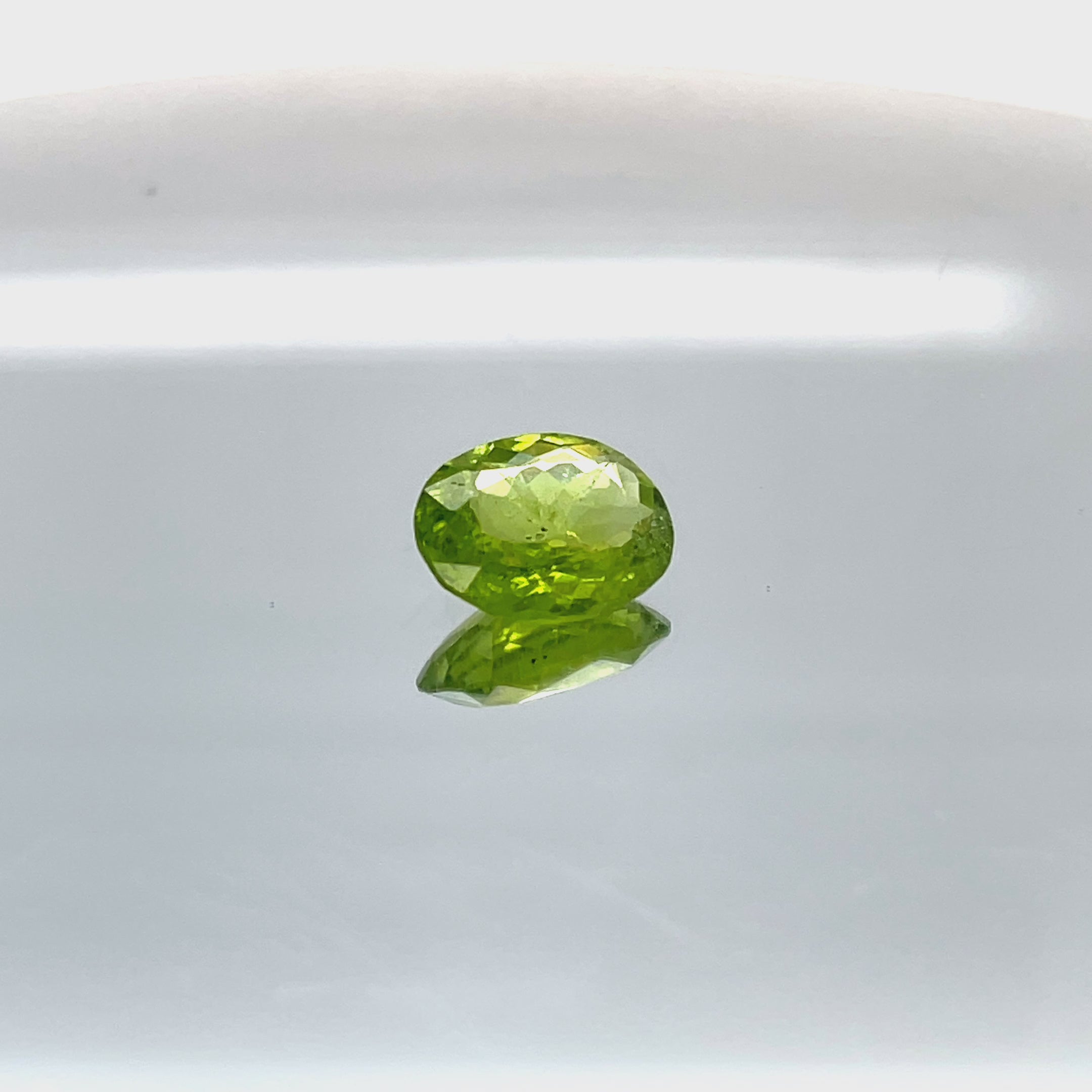 Peridot 4,45 ct, green, oval cut, untreated