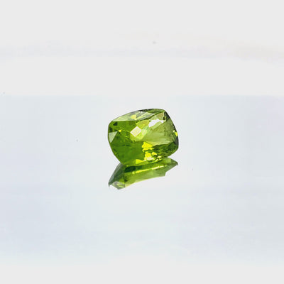 Natural peridot - 5,60 ct, green, cushion cut, untreated