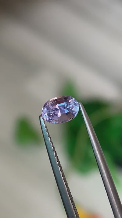 0.87 ct pinkish-violet sapphire from Sri Lanka, oval brilliant cut, GFCO certified