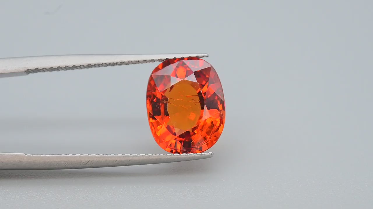 Natural spessartite garnet, 4.60 carats, oval cut, VS clarity, untreated, fire-orange gemstone