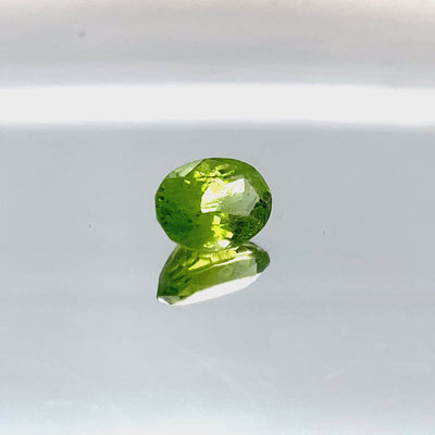 Peridot 4,80 ct, green, oval cut, untreated