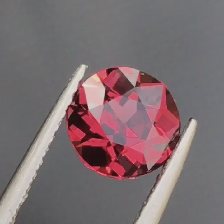 Natural rhodolite garnet, 1.10 carats, round cut, VS clarity, untreated, red gemstone