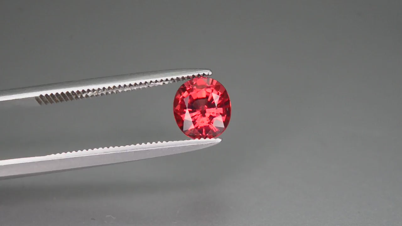 Natural garnet, 1.10 carats, round cut, VS–VVS clarity, untreated, pinkish red