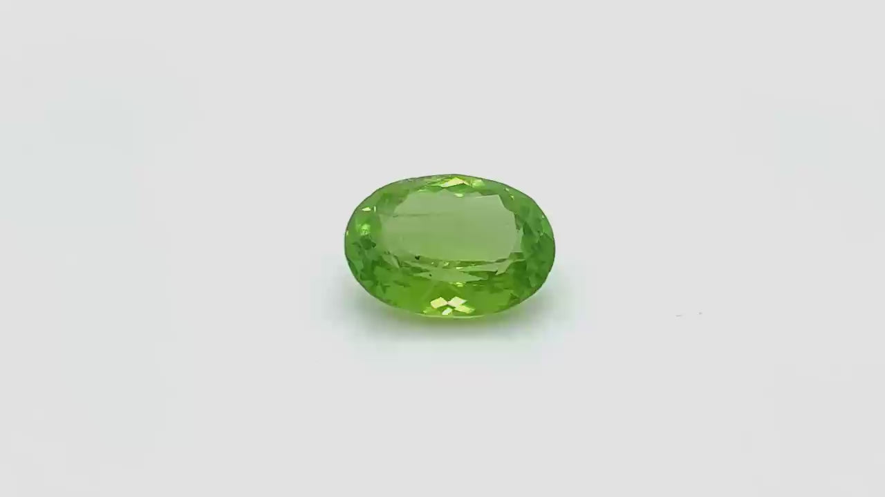 Natural Peridot 9,55 ct – Green Oval Cut, Untreated