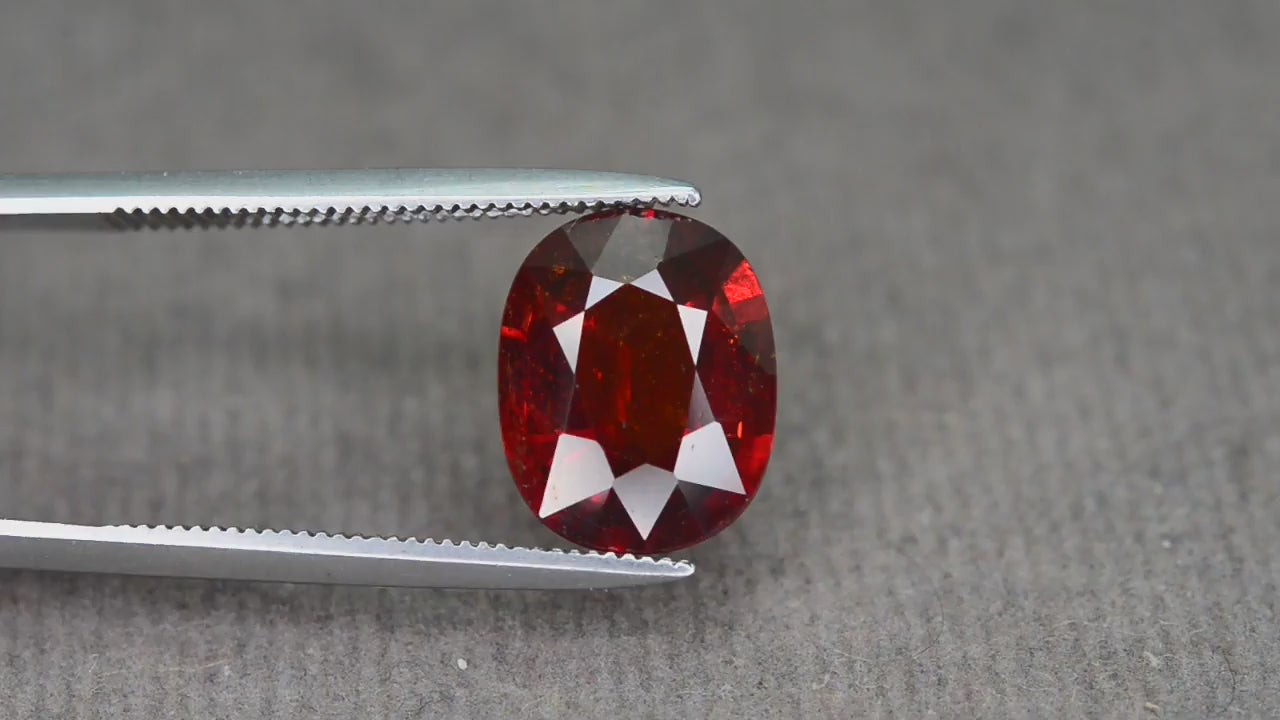 Natural spessartite garnet, 3.80 carats, oval cut, I clarity, untreated, red gemstone