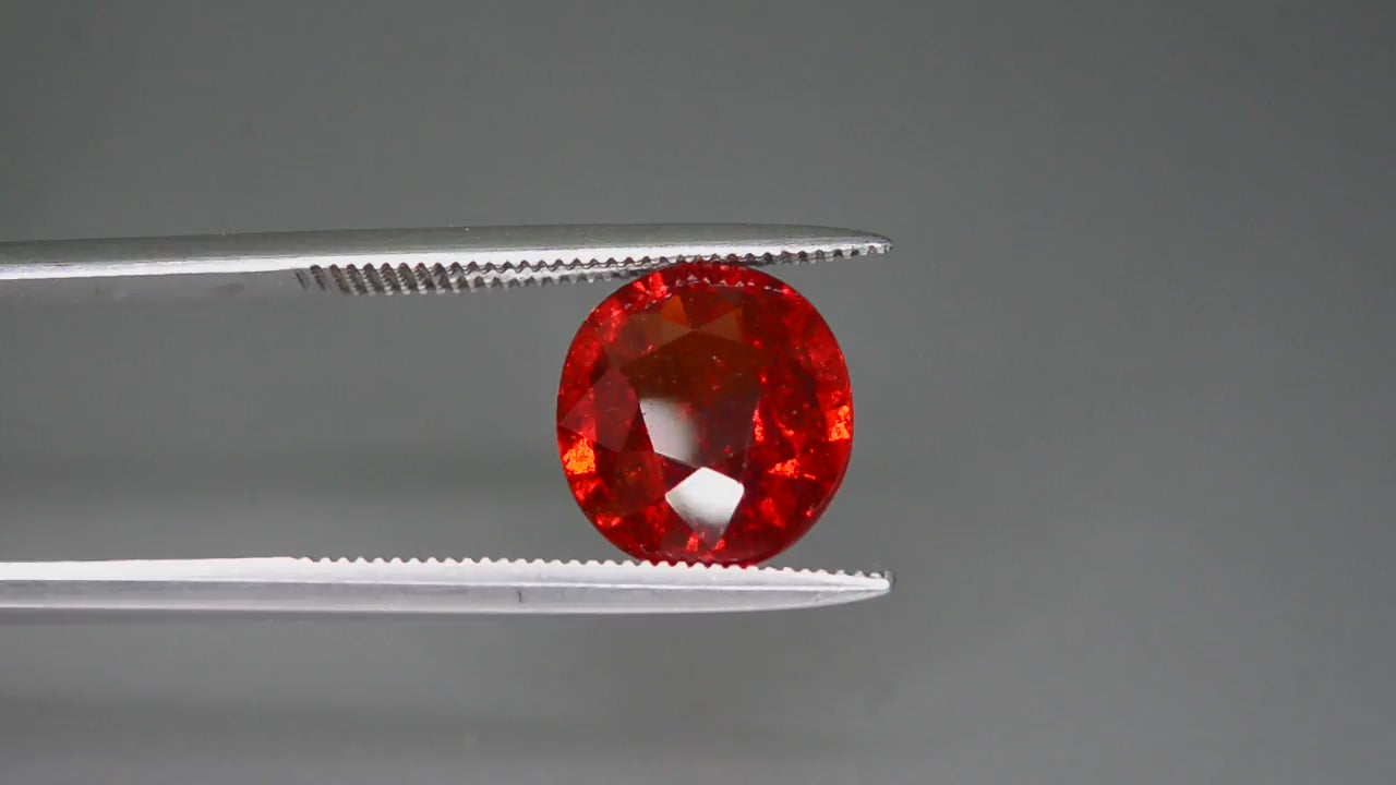 Natural spessartite garnet, 4.30 carats, oval cut, VS clarity, untreated, red gemstone
